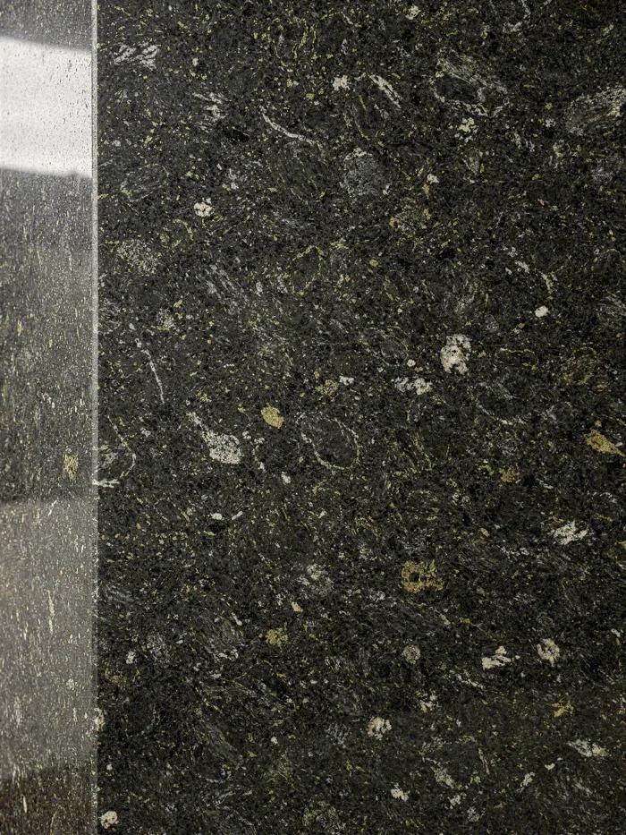 Granito escuro exclusivo com textura mineral